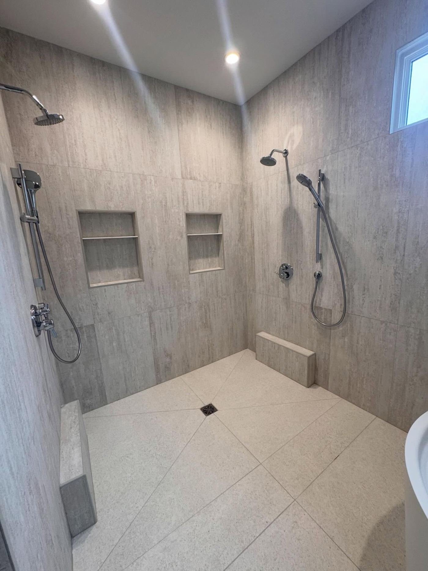 Symmetrical double shower with matched niches